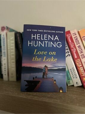 Love on the Lake - Helena Hunting paperback 📚